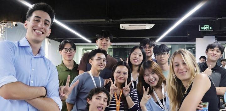 翻开最近几年的高校留学生统计报告，你能看到一幅撕裂感极强的画面。

一边是来自亚