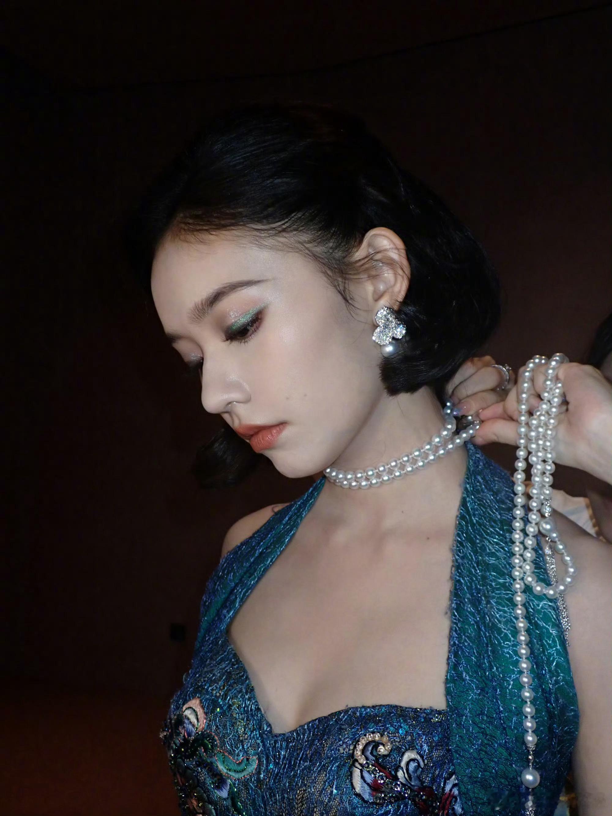林允 就喜欢假假的自己 哈哈哈机位太多了，颜值权威，美图根本发不完[污]林允实在