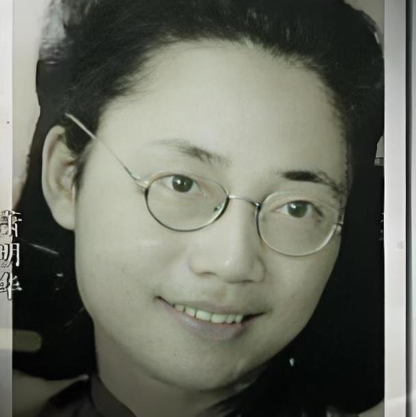 这位潜伏英雄和朱枫一样是个硬骨头，而且她们还是狱友，她就是萧明华烈士，这一张照片