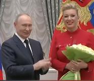 扎哈洛娃昨天50岁生日，收获了普京总统亲自给她颁发的四级“祖国功勋勋章”。
这位