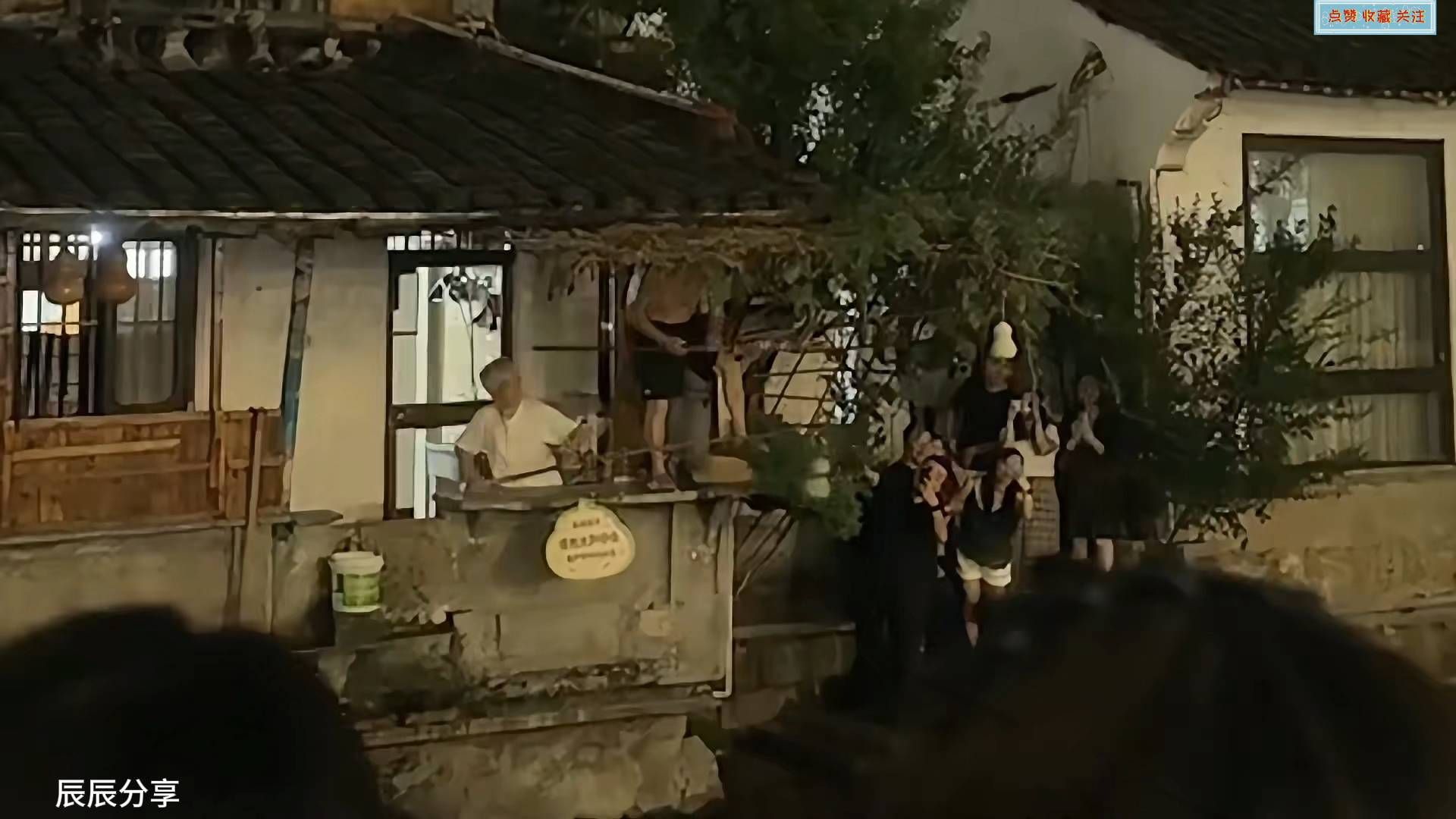 葫芦娃爷爷剪葫芦求清静！反被隔壁咖啡店截胡，游客转向隔壁打卡！