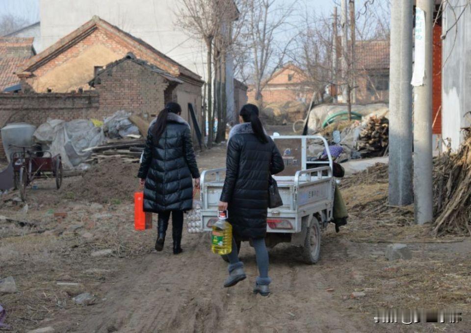 父母离世之后，这几种亲戚就别再来往了，心累还伤感情
 
今天聊一个现实又沉重的话