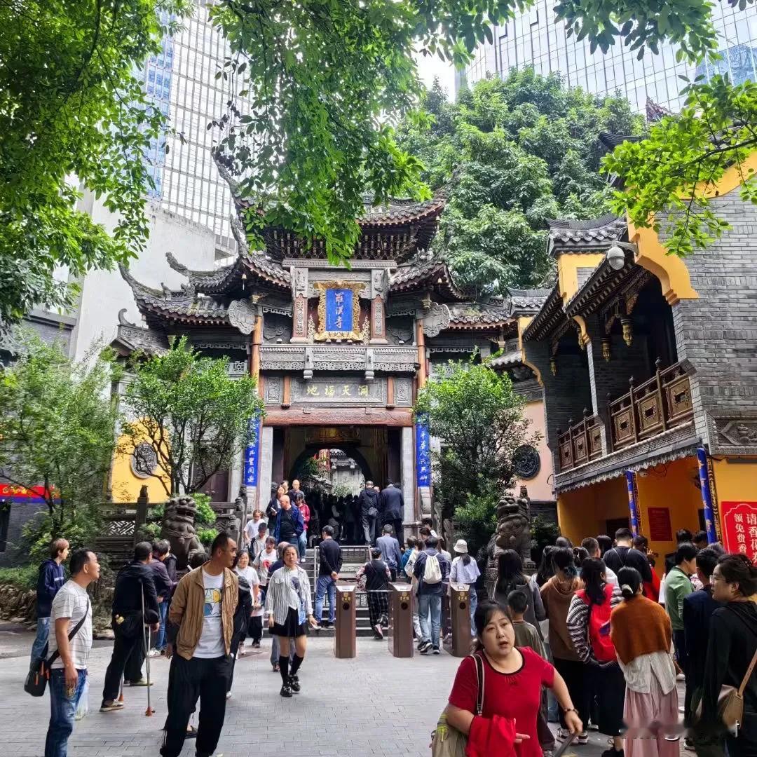 ‌‌罗汉寺位于重庆市渝中区，始建于北宋治平年间（1064—1067年），原名治平