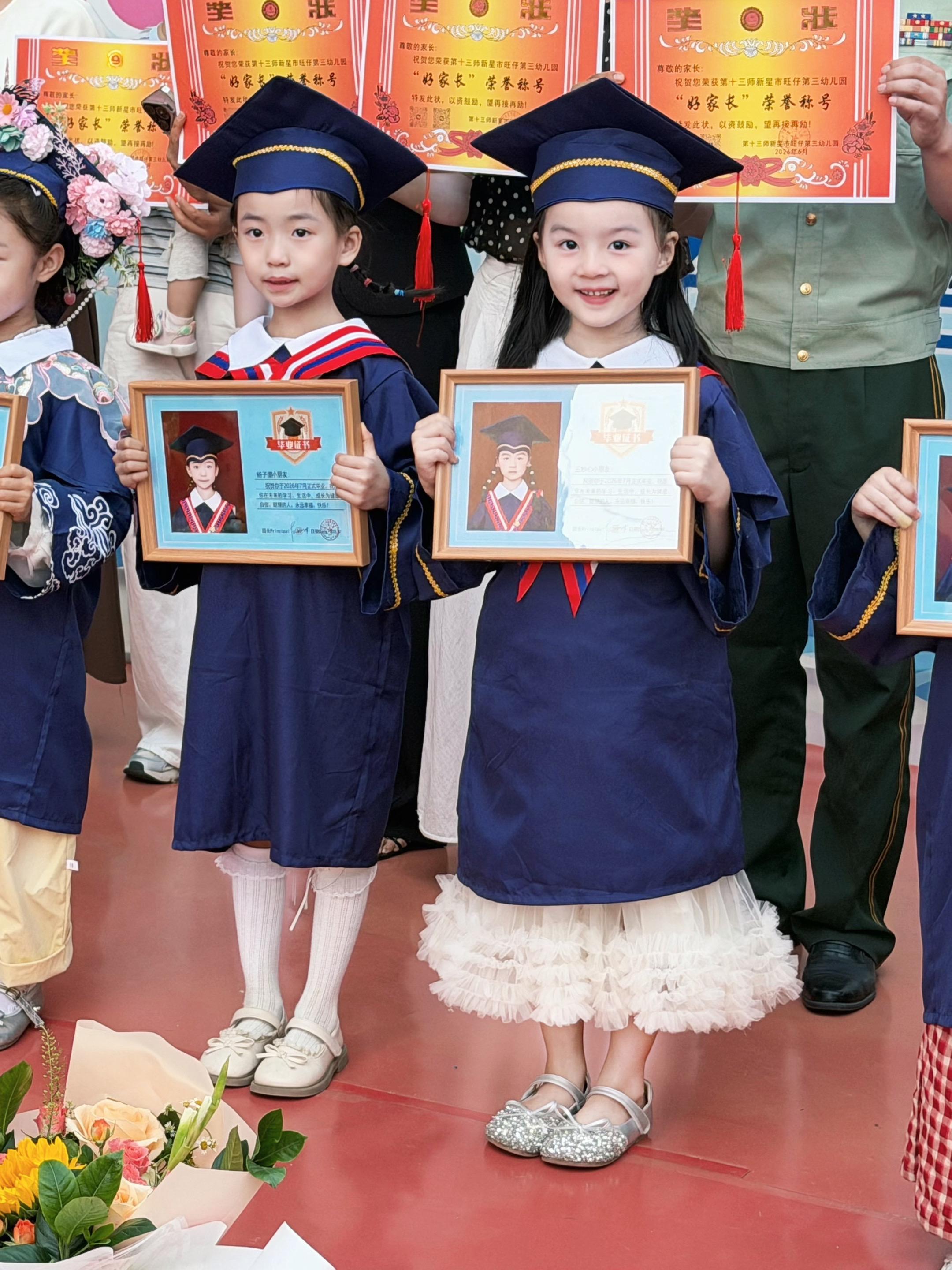 恭喜我的女孩 人生的第一次毕业🎓。三年前的懵懂可爱  三年后的懂事独...