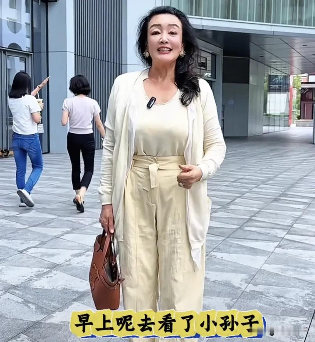 张兰回来了！网友表示是不是玥玥回北京张兰高兴得提前回来呢，结果多少有点失望，张兰