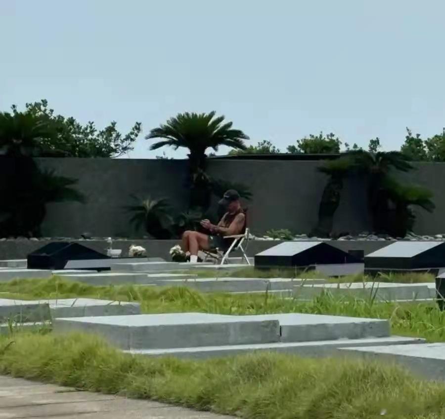 具俊晔独自坐在大S墓前看《流星花园》，手里还拿着大S的照片！ ​​​