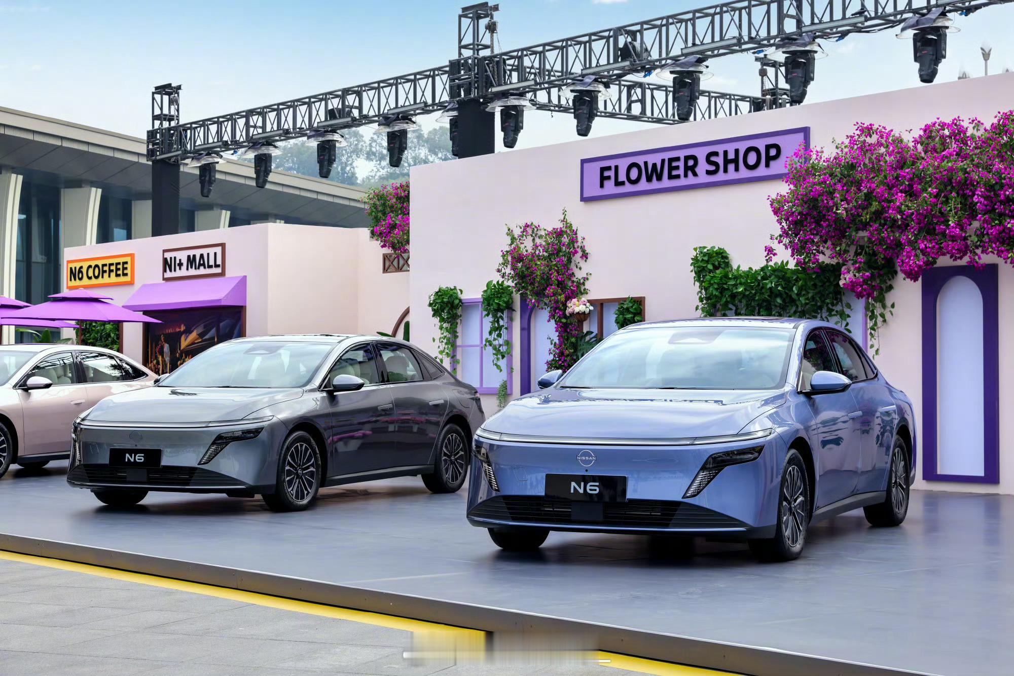 百万级后排大沙发重新定义了中高端车型的舒适标准，为整个行业提供了“不跟风内卷、专