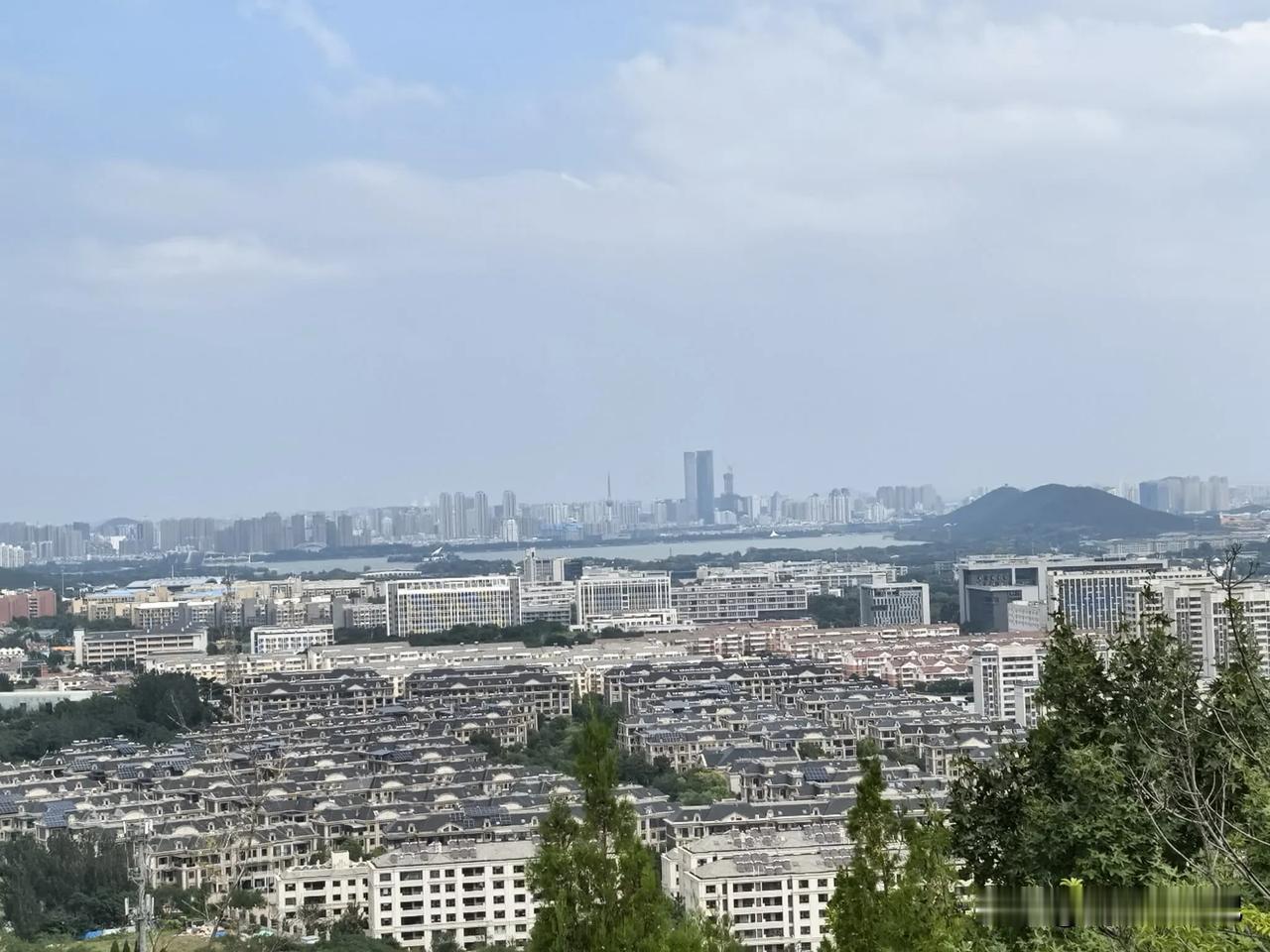 远眺徐州市区
秋高气爽的日子，在徐州大学路登山。
俯瞰四周，景色如画。
回首北望