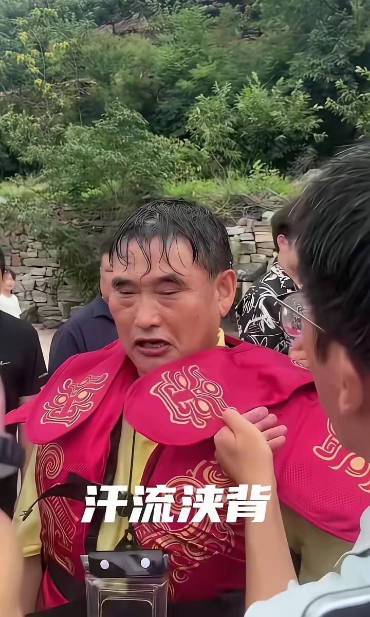 看到大衣哥拒绝商演那个新闻了，说景区给的报酬不高，到手大概四万块，但安排了一堆折