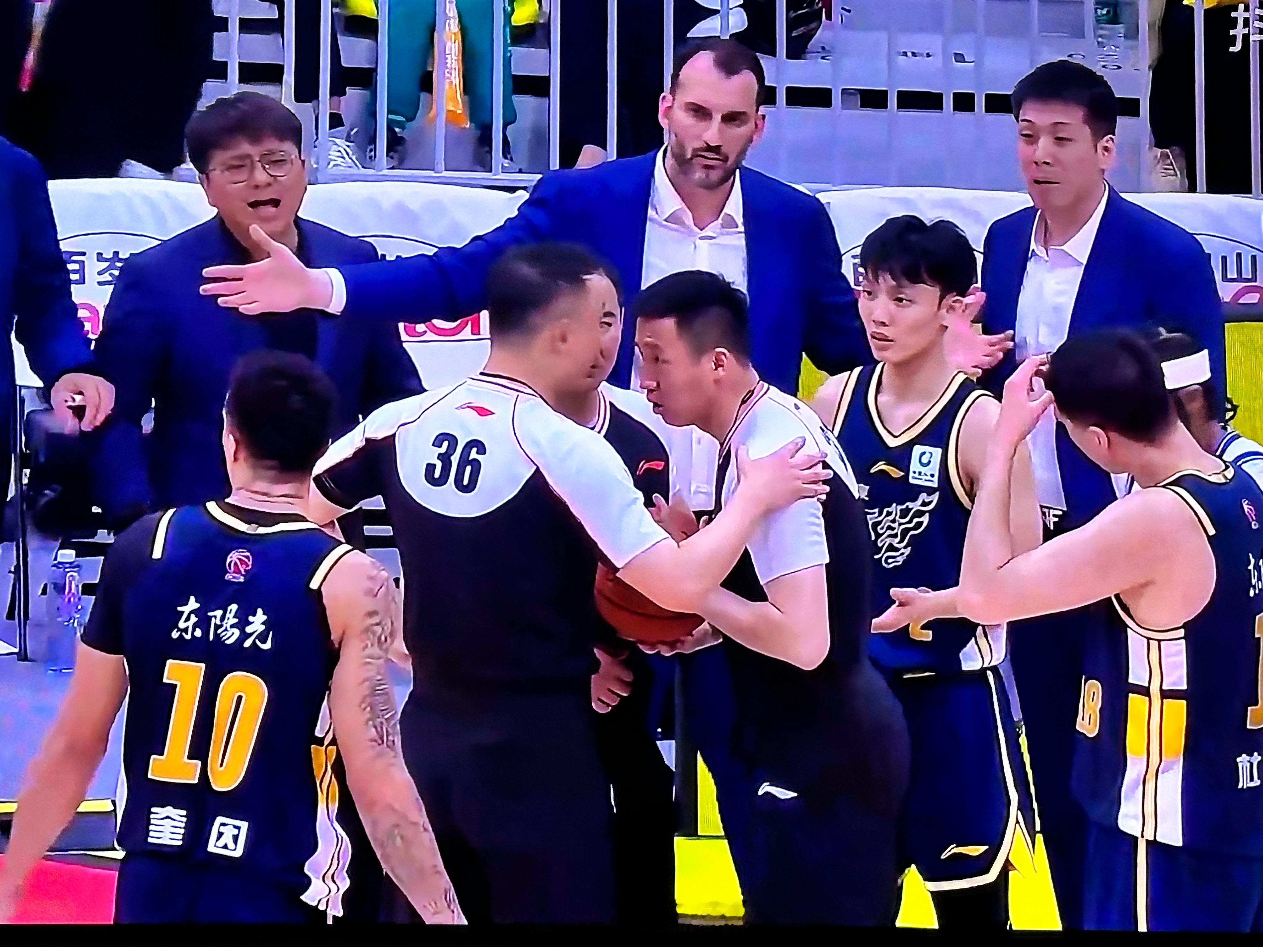 关键时刻，闫军老师给了两罚！广东男篮vs宁波男篮