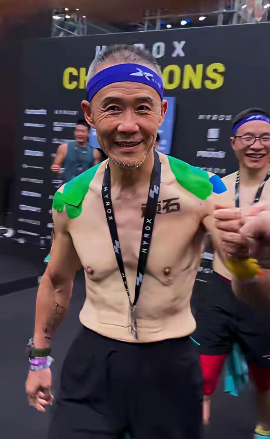 为了证明自己老当益壮，
配得上自己的小娇妻，
王石也了拼了，70几岁的人了，
一