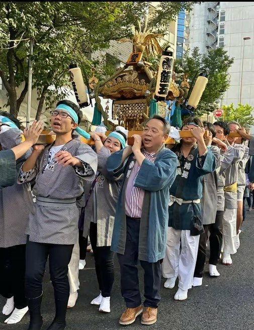 大汉奸石平，在日本参加当地的庆祝活动，他用卖力的表演，去争取充当日本人走
gou