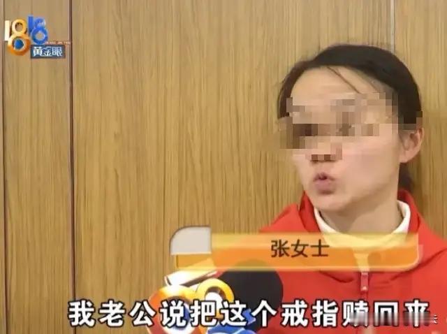 从法律和实际角度来看，张女士很难强制回收店原价赎回或补差价，但若抓住店铺不规范经