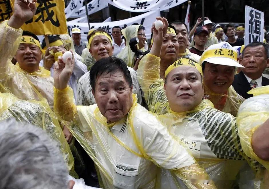 前日，中国大陆对日菲出手之后，台湾渔民齐声高喊我们一定要做台湾的中国人，因为只有