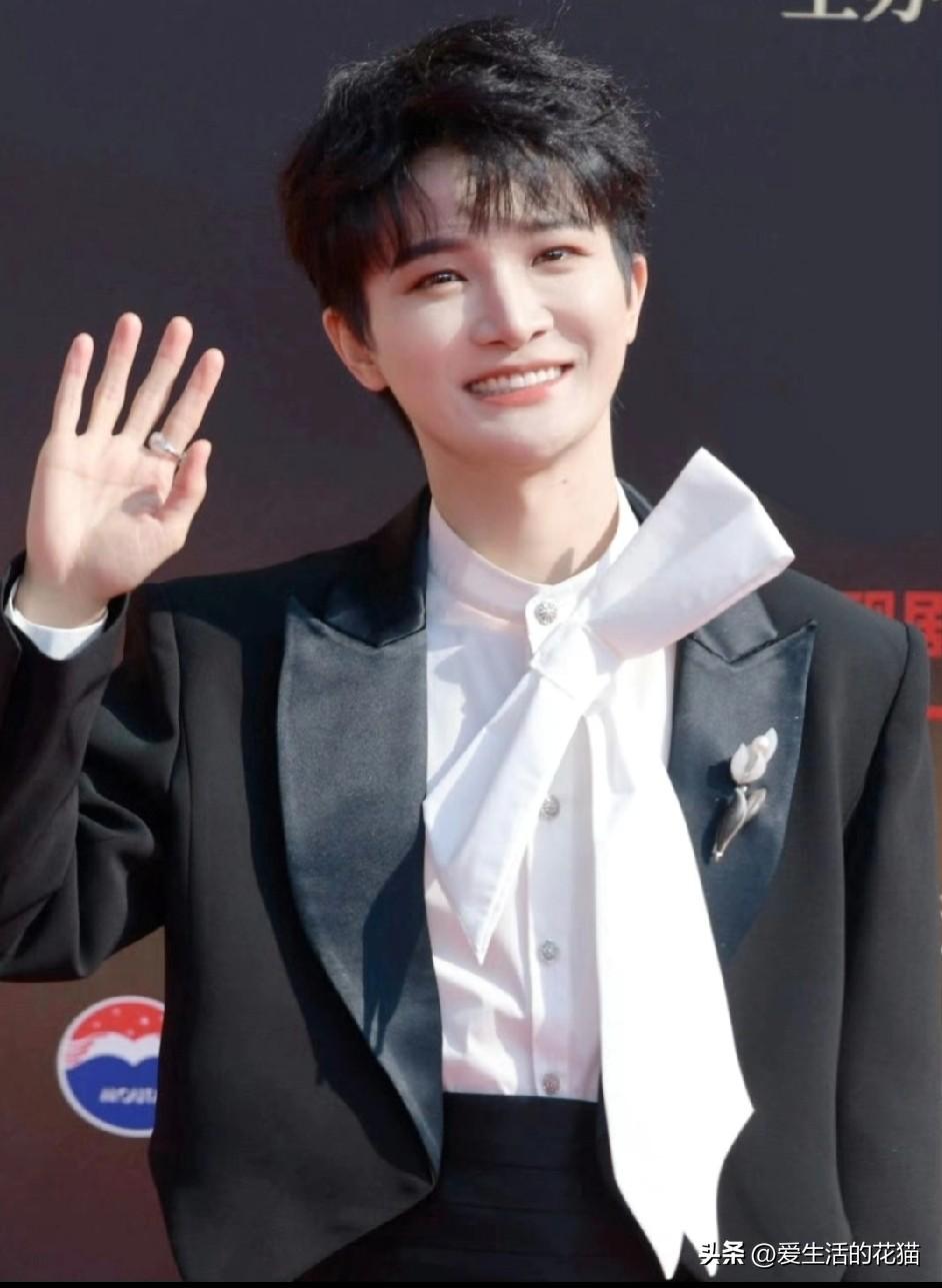 周深这回CMG中国电影盛典的红毯造型，真叫一个绝！

深深穿的这件黑白燕尾服，胸