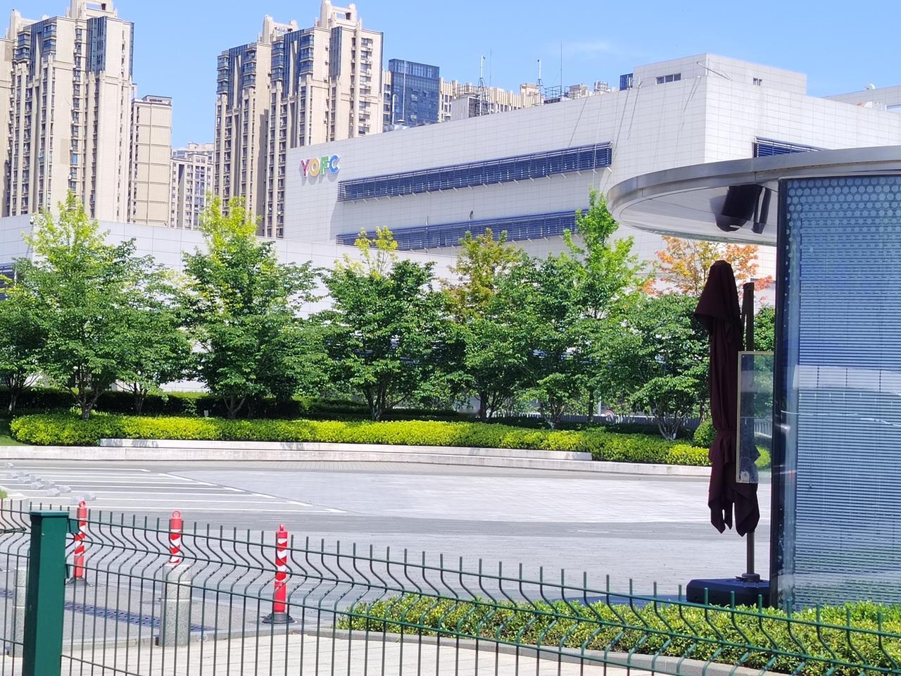 时隔7年再次路过长飞，新办公楼建设得十分高大上，厂区围墙也充满了光纤元素。整体给