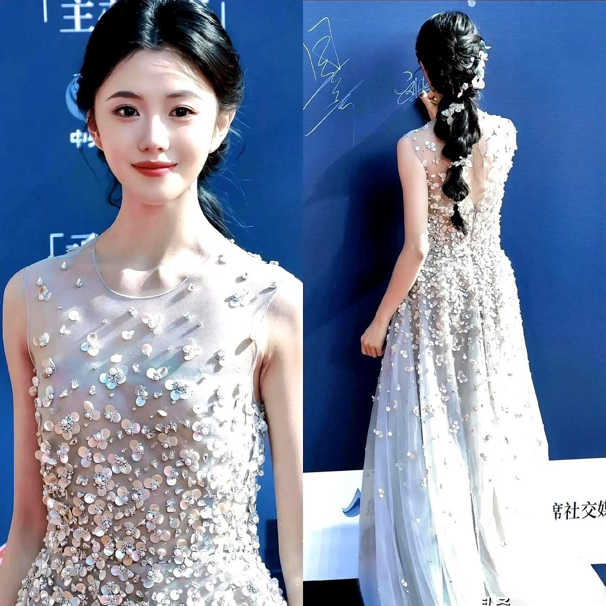 终于，终于给她找对路了！
我跟你讲，之前看她好多造型，总觉得差口气。
人是美的，