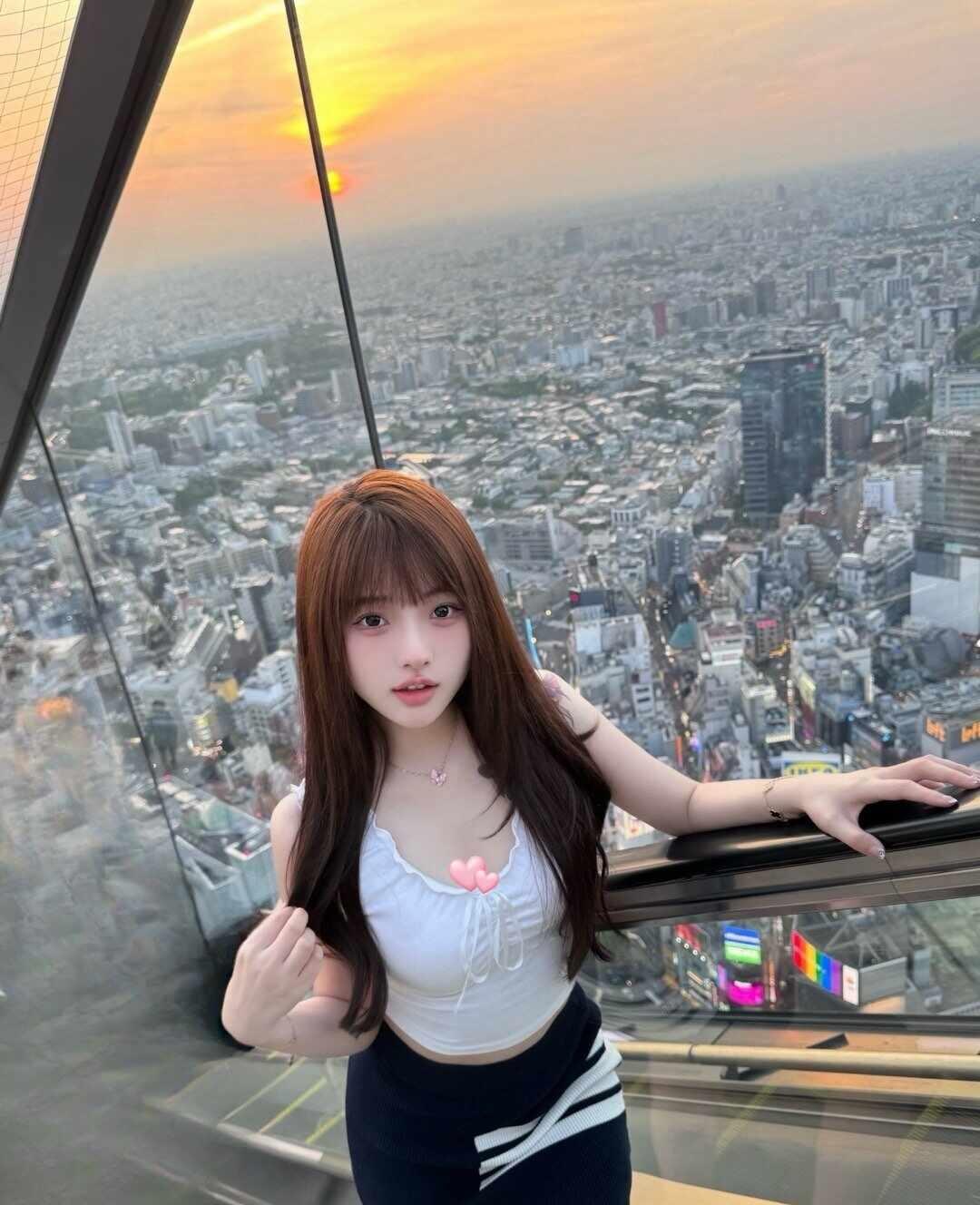 此刻，要不要收下所有美好？✨
女生拍照 美女 轻松美一下一站有一站的风景 站的高
