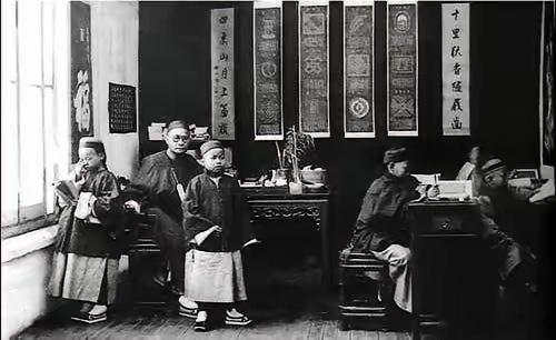 古代读书到底有多贵？说个真实数字。清朝一个私塾，一年束脩（学费）五到十两银子。加