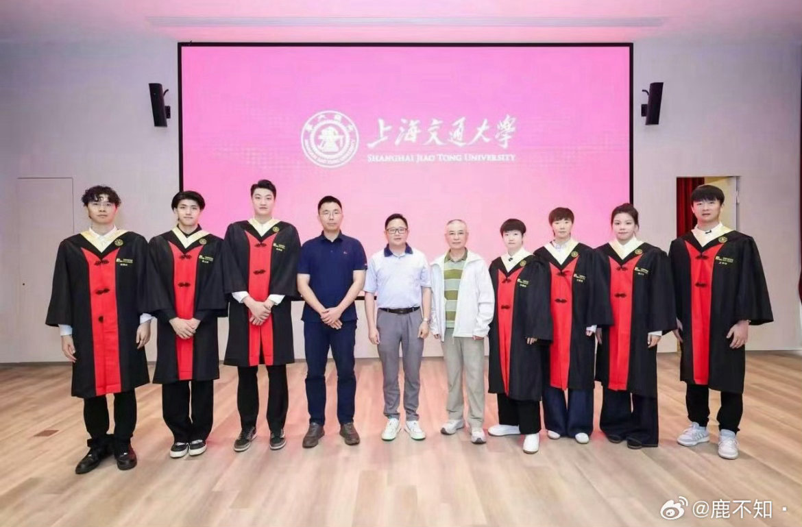赛场学霸双线开花！孙颖莎王曼昱上交大圆满毕业，9月携手赴清华开启硕士新征程🎓孙
