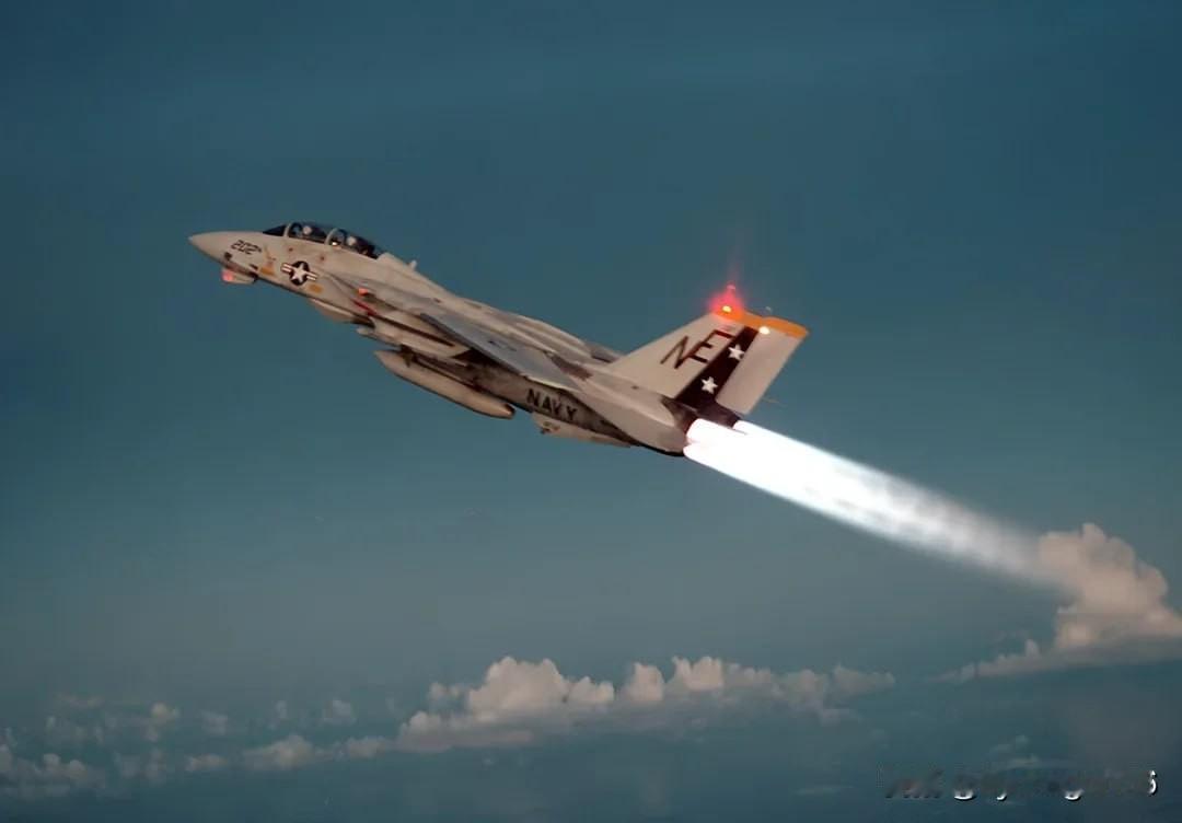 🇺🇸F-14雄猫战斗机，加力燃烧室。照片拍摄于1989年4月，越南沿海。