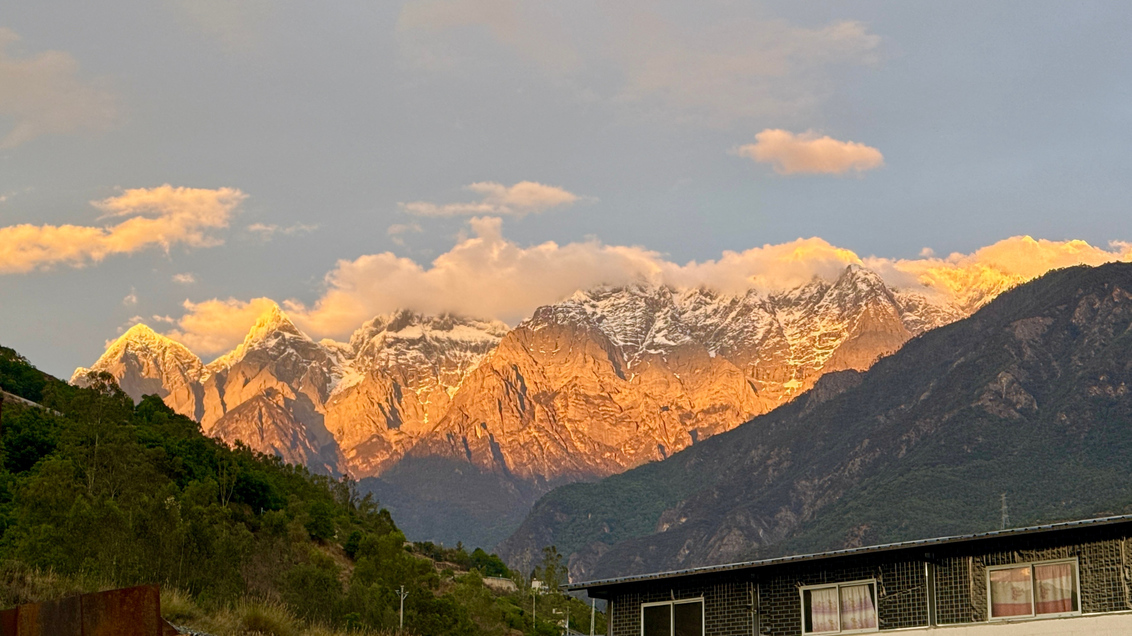 手机原相机直出玉龙雪山日照金山，无参数无滤镜无调色🏔️当然，真实的美，远不止此