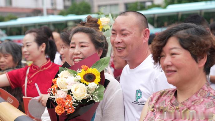高考季台州家长花式送考为学子加油助威 2026年高考首日，台州三门县各考点外暖意
