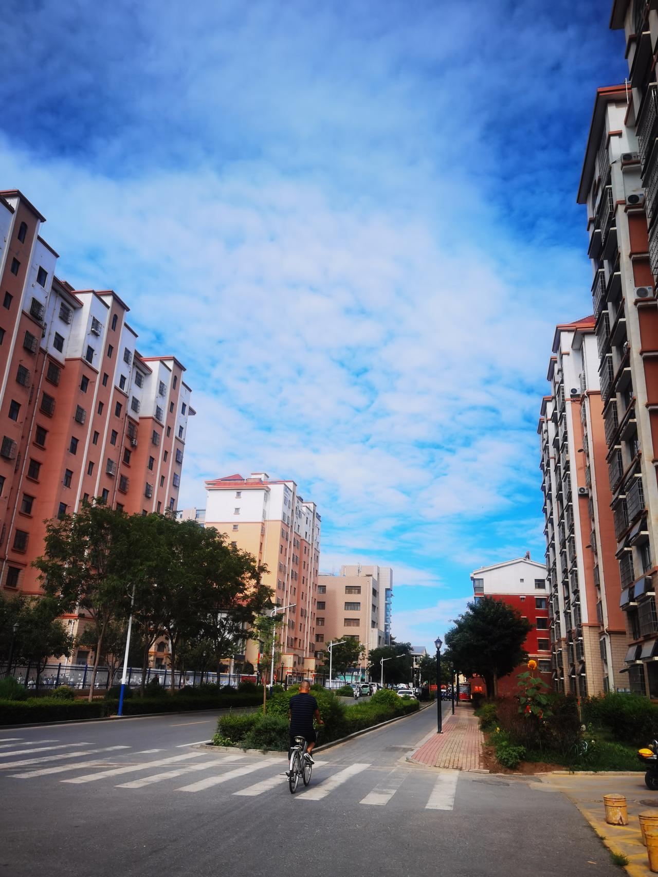 早晨出门
意外惊喜
高楼平常
蓝天不凡
白云好看
此景美丽
赶紧抓拍