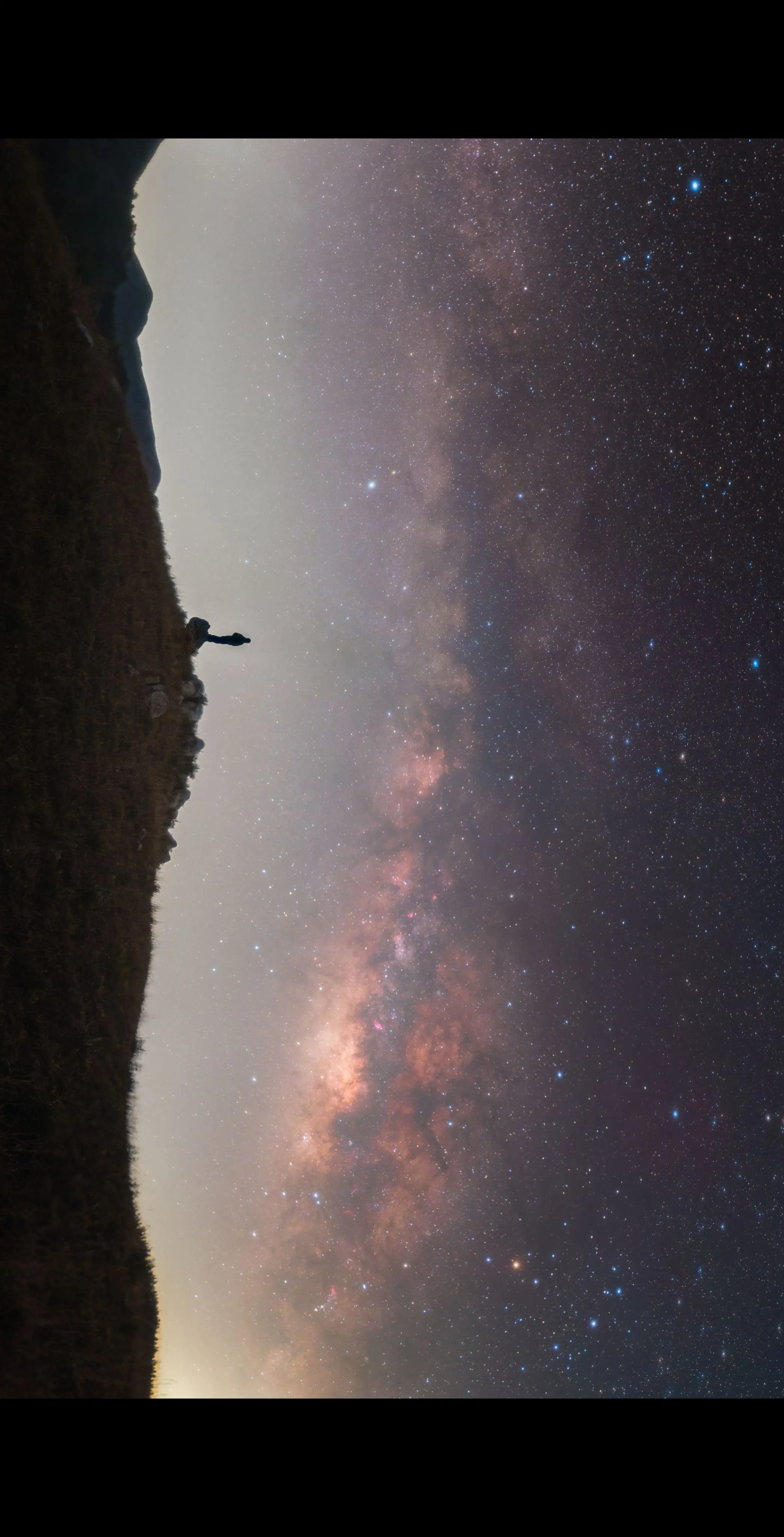 我们抬头望天空，星星还亮着几颗