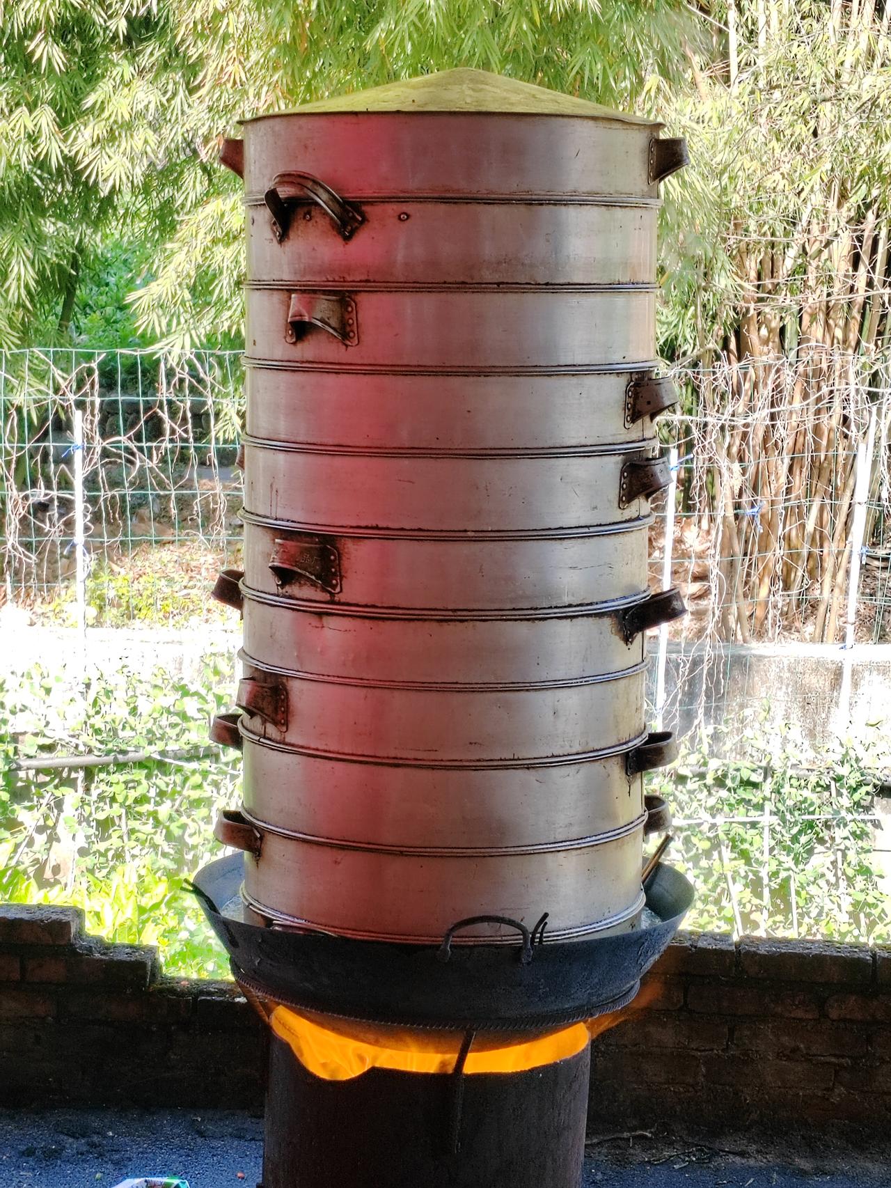 炉火熊熊烧，肉香到处飘。
人间烟火暖，岁月正逍遥。