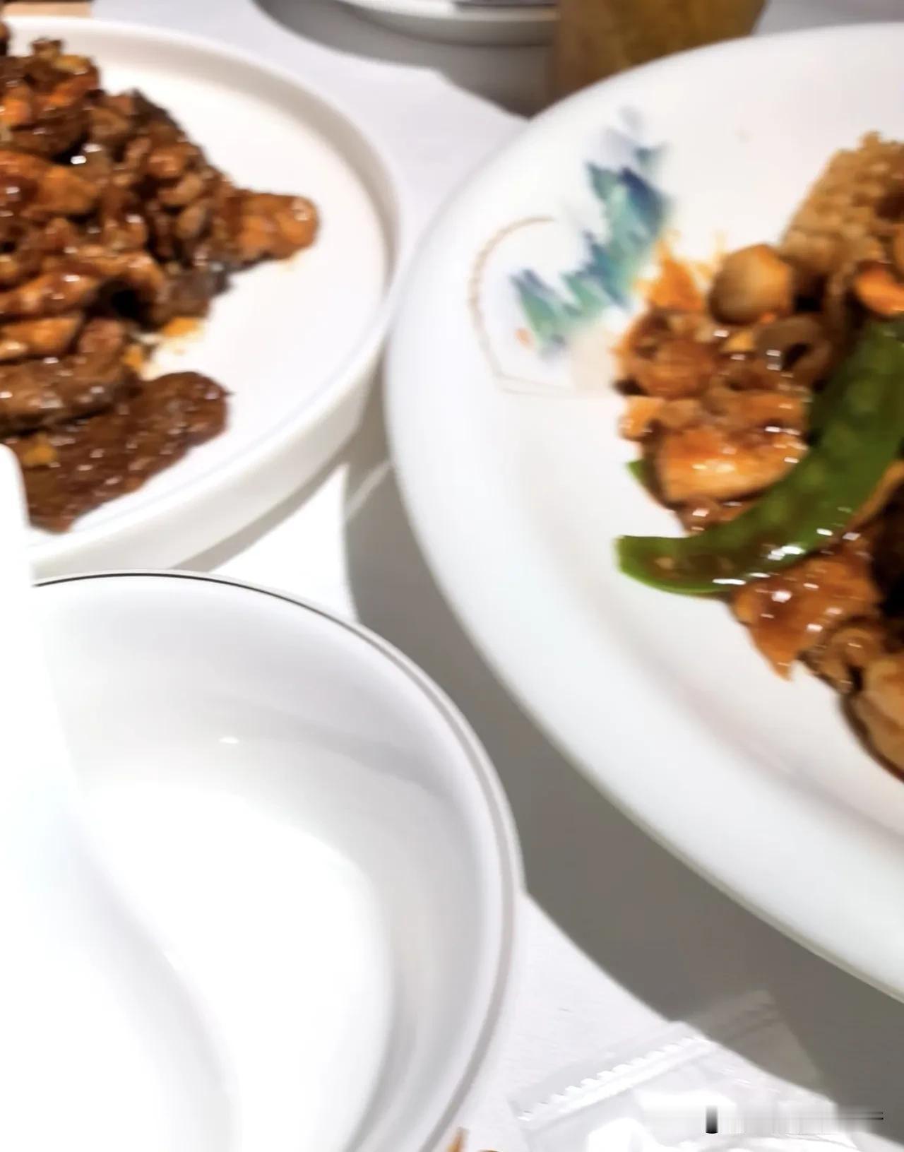 比天津美食更让人印象深刻的是人！
天津八珍豆腐，老爆三，一瓶庆芦春，大盘子比东北