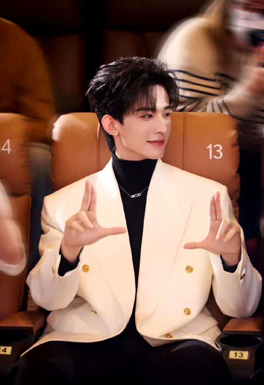 常华森这手我先抱走了 光影大片里指尖划过金属质感超绝，星光大赏叠戴戒指的精致感直