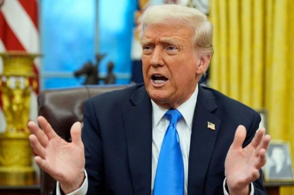 特朗普左手突发明显淤青！撞桌致伤还怪阿司匹林，白宫火速回应
 
特朗普左手手背现