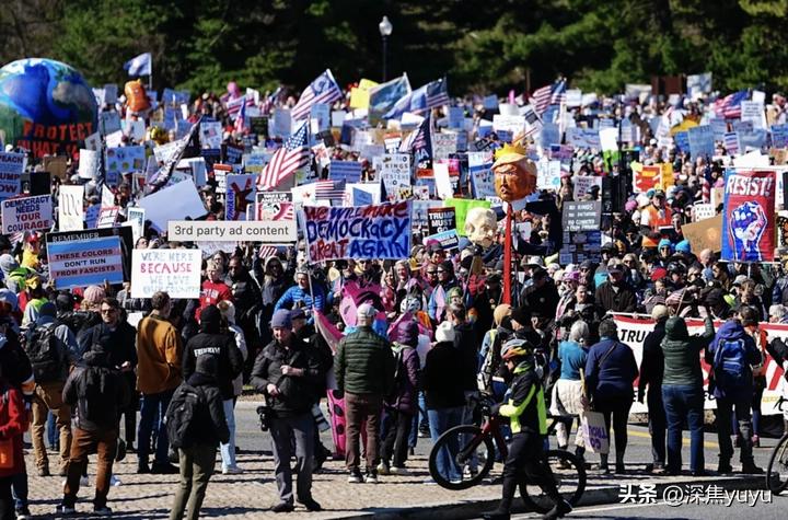 近日全美50州超900万人走上街头，这场叫“No Kings”的抗议，直接把美国
