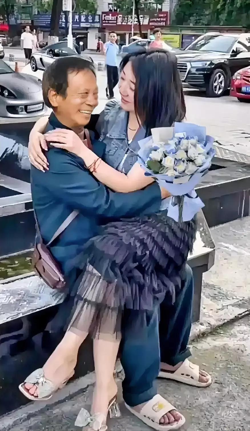 眼力好的来说说，这究竟是父女俩还是夫妻俩呢？