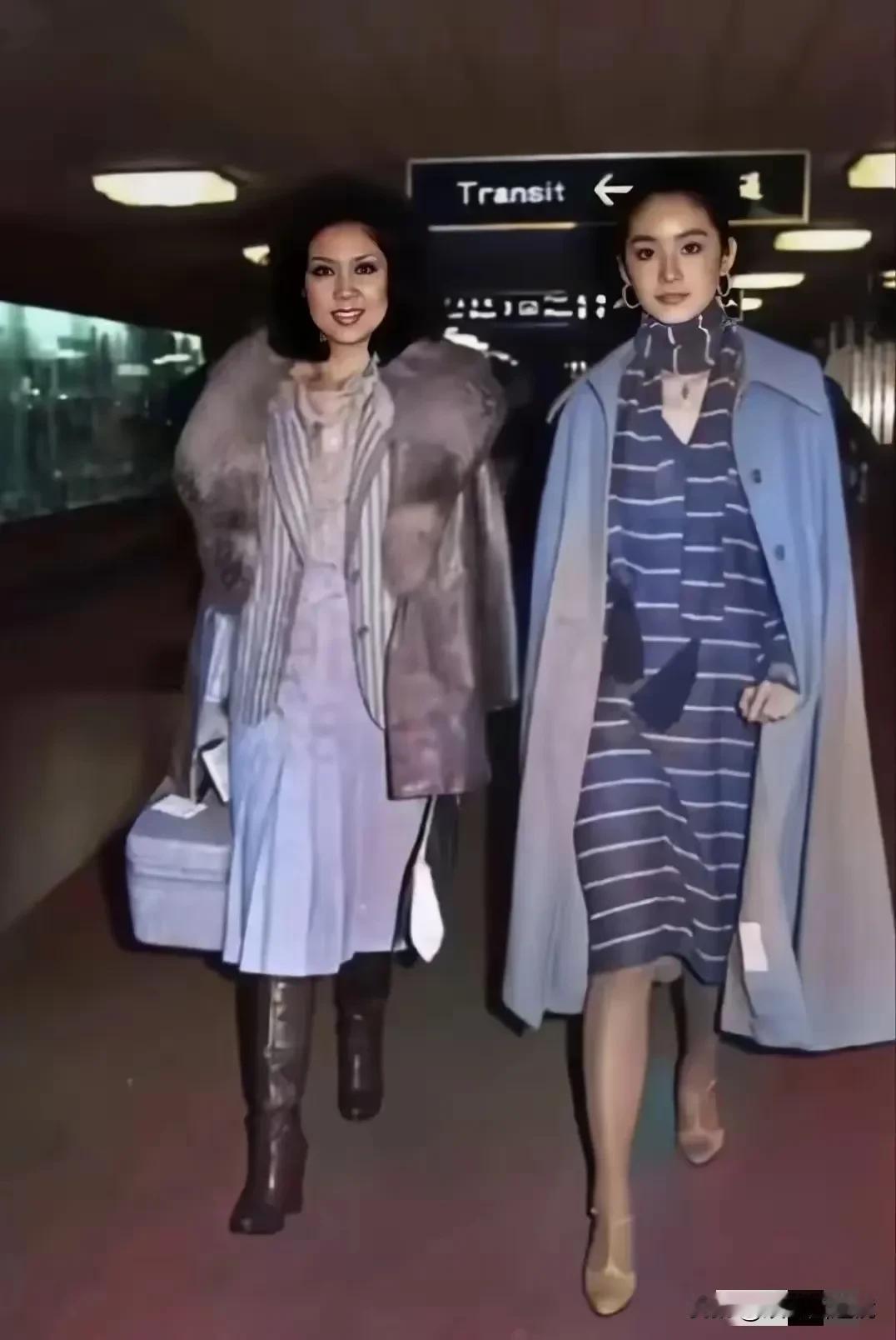 这是70年代末期，大美人林青霞和一位女士的合照。
那时候林青霞才二十四五岁，看起