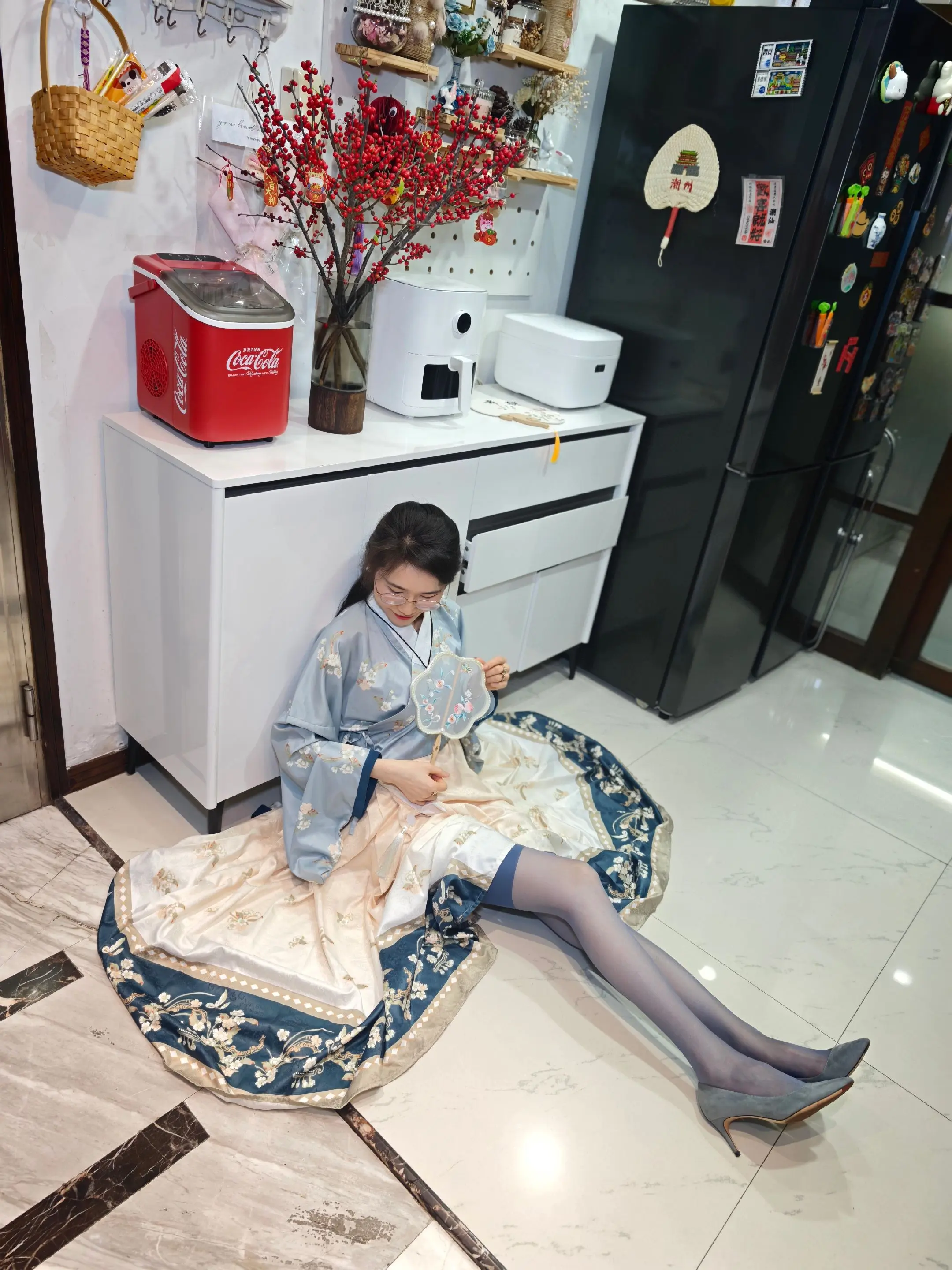 她好似开屏的孔雀🦚。汉服穿搭