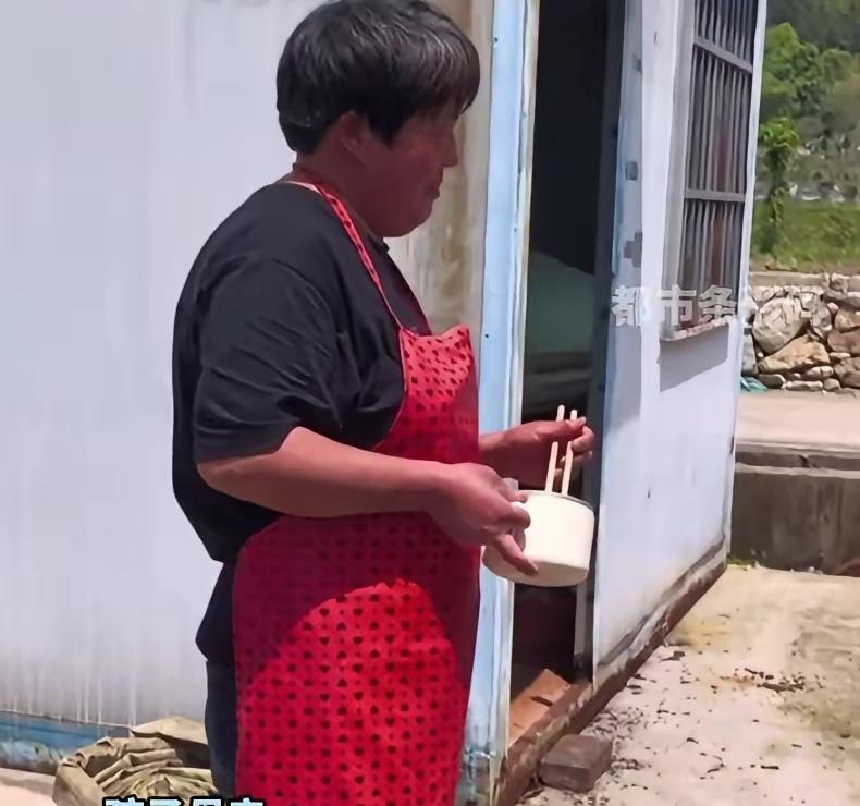 两三岁娃在院子撒欢，婆婆端碗追着喂，娃跑她跑，娃停她塞，那阵仗堪比完成KPI！更