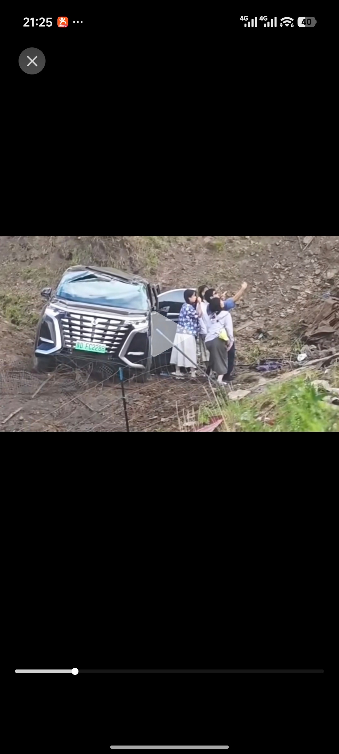 这就是腾势的车，车翻下去了，一家人啥事没有，车子门能打开，电池没着火，剩下的交给