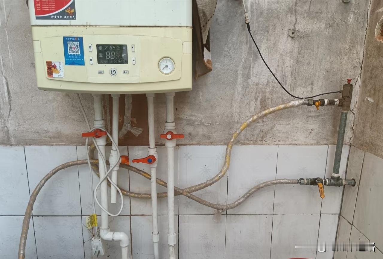 河北农村的壁挂炉成了摆设。

气价比北京天津贵三成，补贴从每立方米一块掉到两毛，