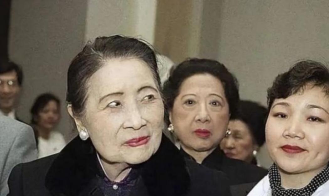 2003年，106岁的宋美龄在美国纽约逝世，她晚上逝世，第二天就被人从公寓里面用