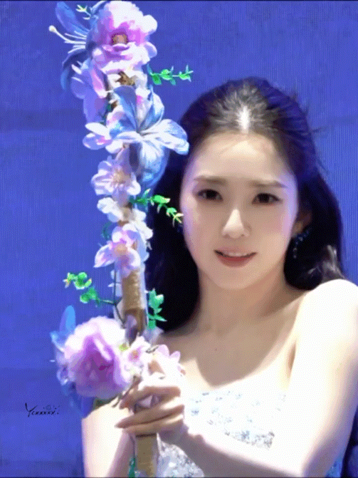 Irene签售cos艾琳 签售会现场粉丝的尖叫快把屋顶掀翻了，没办法，裴珠泫这张