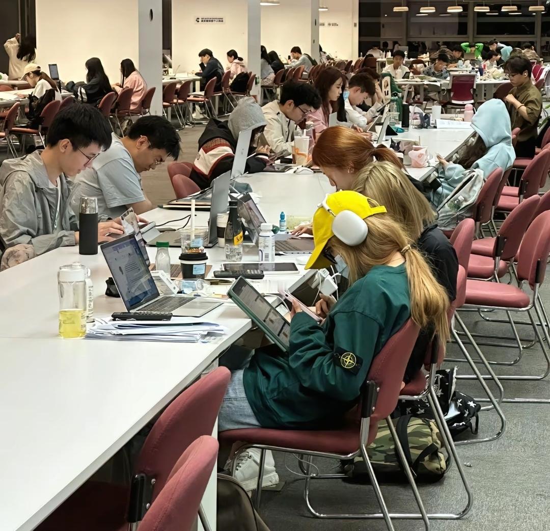 为了使学生读书，
精力更充沛，竟想出这么样的损招。
图书馆这种地方就应该和赌场一