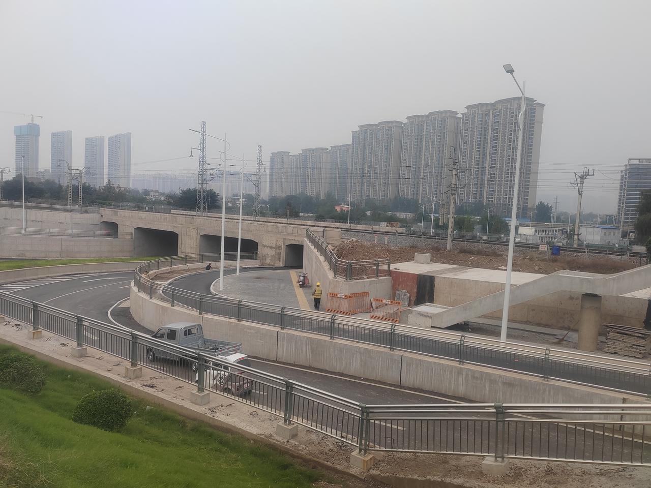 稻香路南延横穿铁路桥南，这气势让人看了有一种立交桥的感觉！
今天下午来在了稻香路