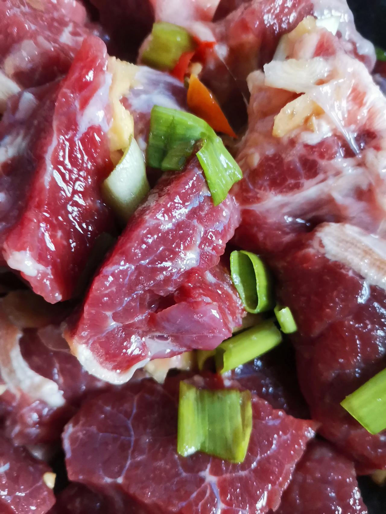 昨天买回来牛肉。
我将它分成两半。

一半放入锅里，
添适量水。
放入桂皮，八角