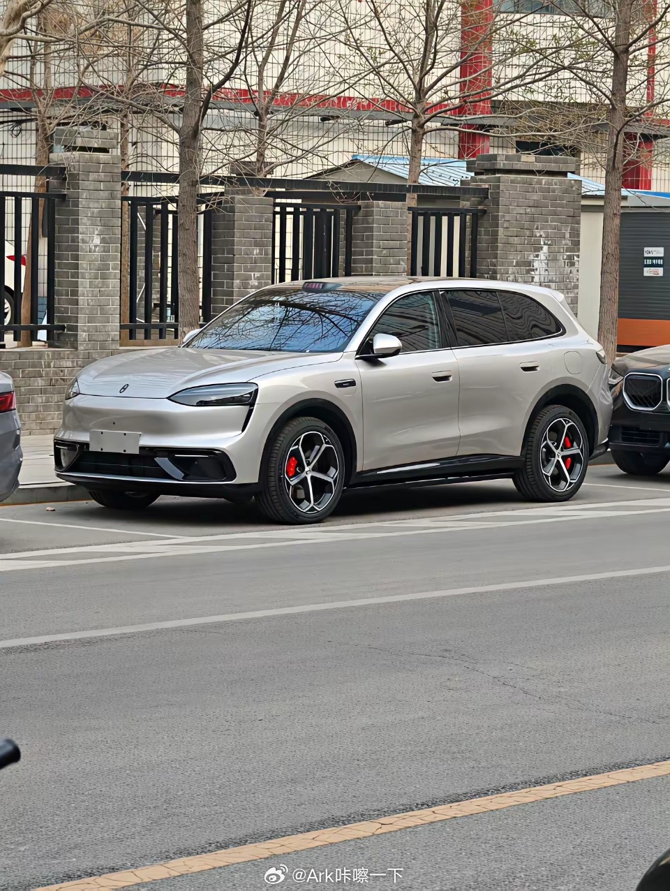 早鸭！都是在室内看的展车，室外的问界M6银色其实是这样的，这个银不是传统的灰银，