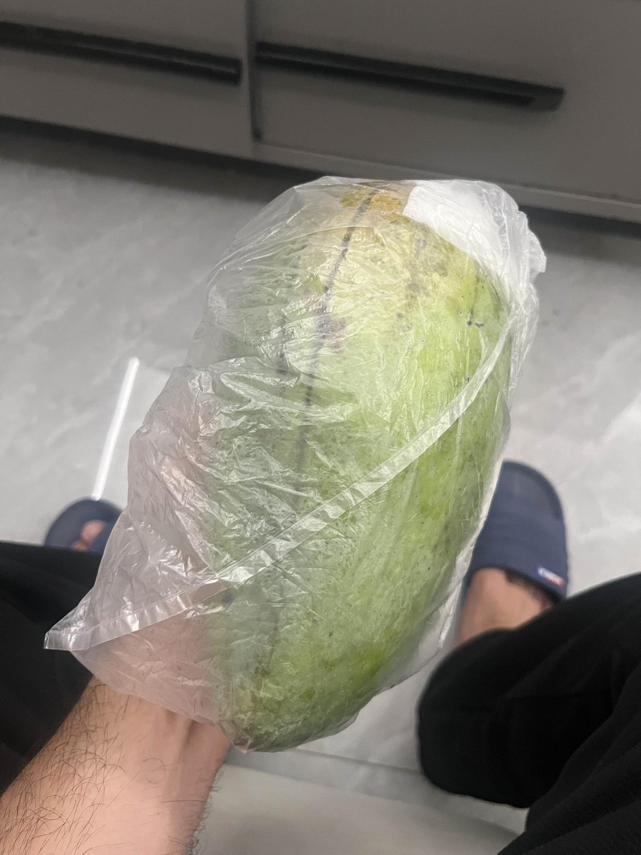 超级大的一个芒果🥭，感觉吃一个就吃饱了，[大笑]就是觉得会不会太湿热了。