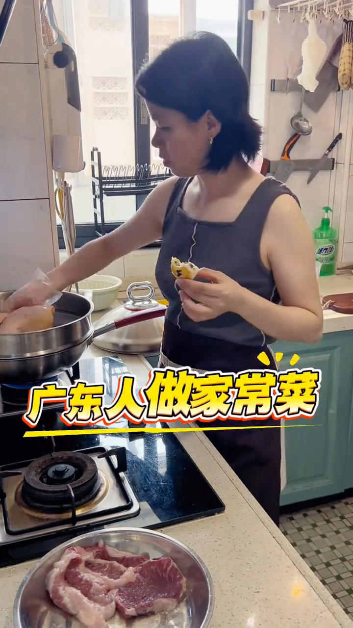 广东人做家常菜到底多省事？
·瑶柱锅底一倒，蒸架一摆。
·抹好盐的鸡肉，猪肉一放
