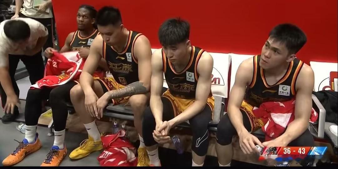 江苏肯帝亚还是输了，庞峥麟本场发挥一般般，压力太大了他。
福建男篮今年还是有点搞