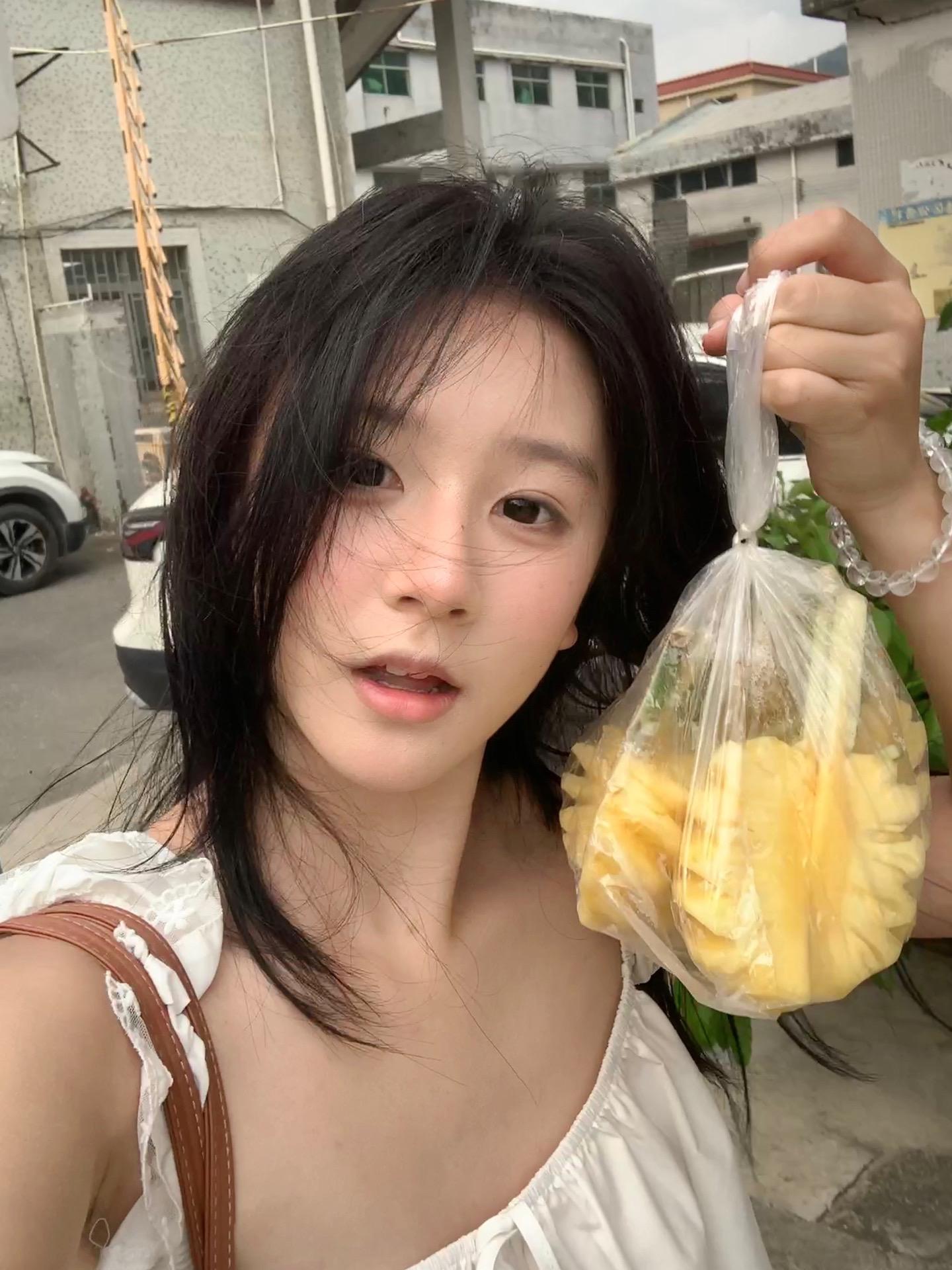 我等下发张自拍 然后吐槽自己最近变丑了 你就在底下评论 没有啊 还是很...